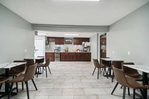 Super 8 by Wyndham Kenosha/Pleasant Prairie image 23