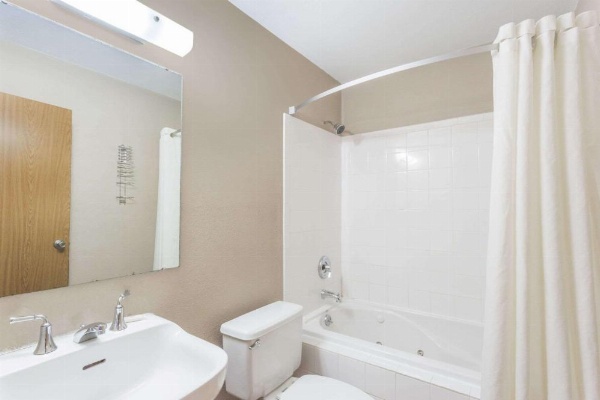 Super 8 by Wyndham Kenosha/Pleasant Prairie image 8